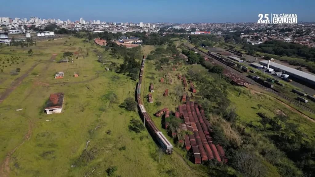 Maior entroncamento ferroviário da América Latina agora é um imenso cemitério de sucatas