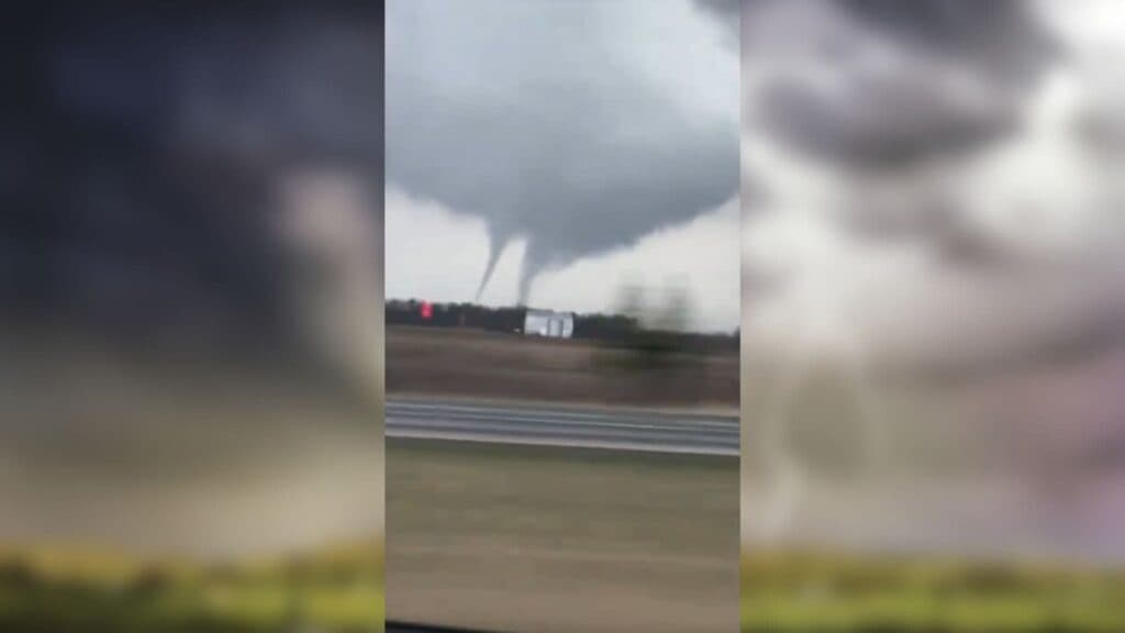Assustador: Vídeos mostram tornados gêmeos e seus impactos