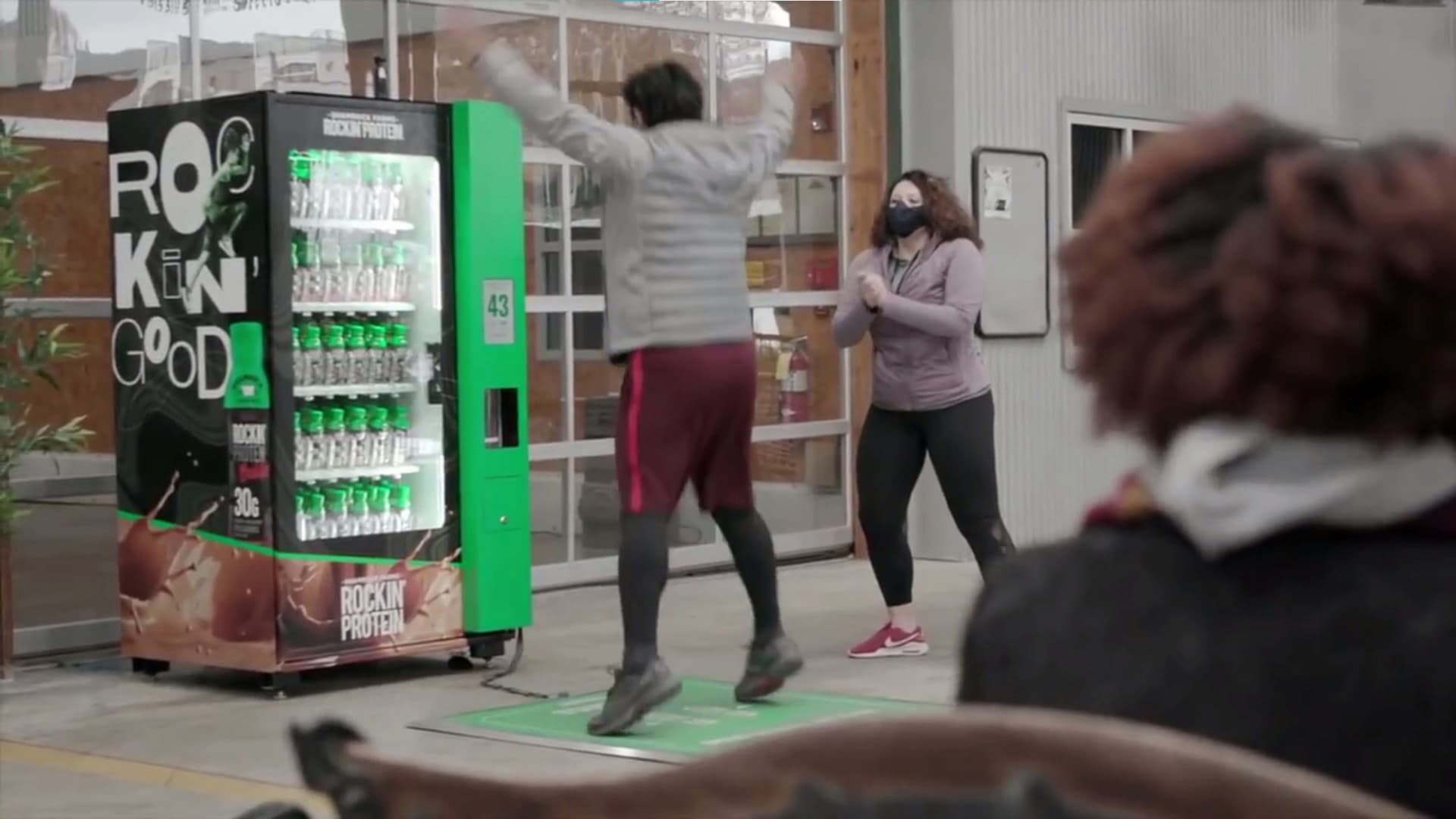 “Gastar calorias, não dinheiro” – Comercial engraçado faz pessoas pagarem leite com exercício físicos