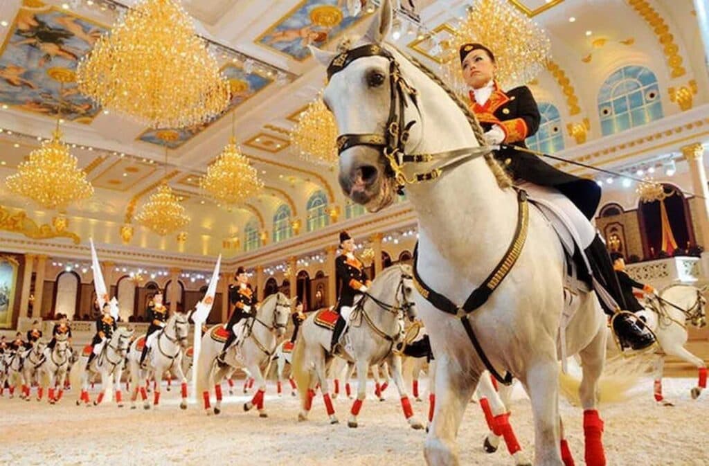 “CHIC NO ÚRTIMO”! Conheça o único palácio de luxo para cavalos do mundo