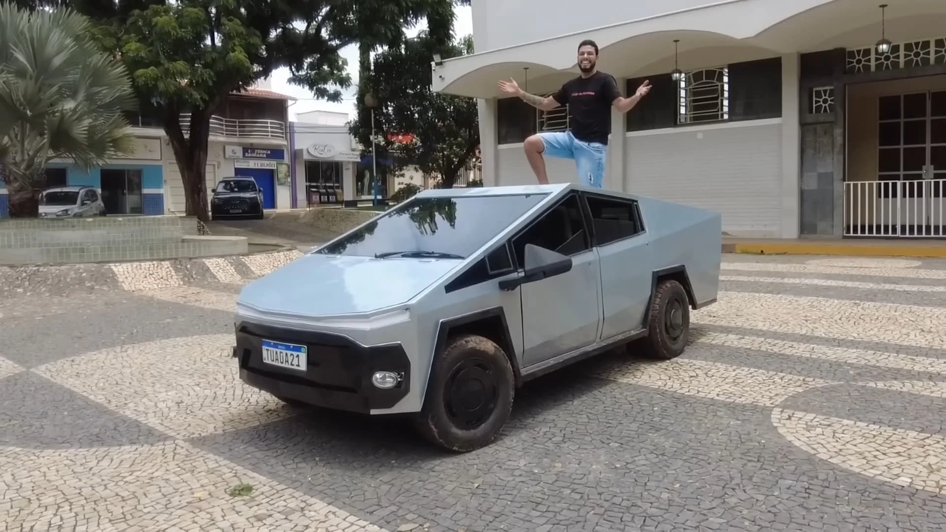 Musk mineiro cria o primeiro CyberFusca do mundo