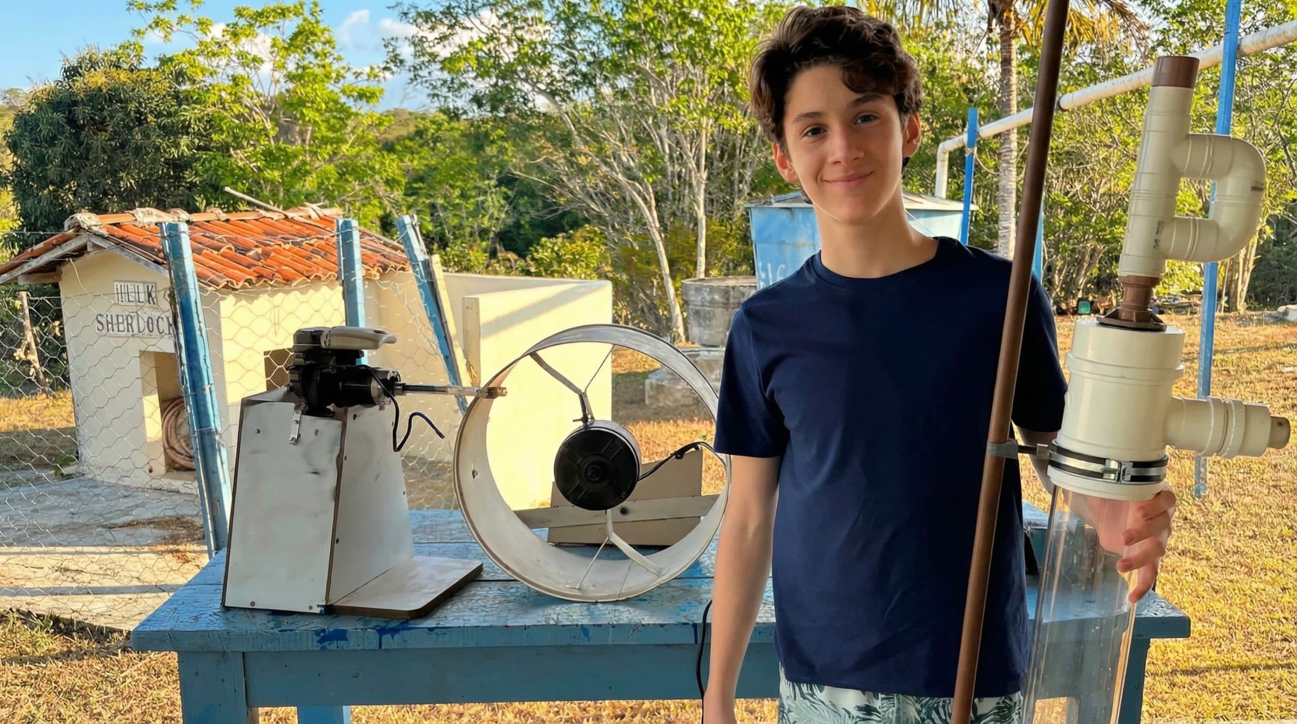 Ele inventou uma bomba d’água eólica que não usa eletricidade, usando apenas sucata