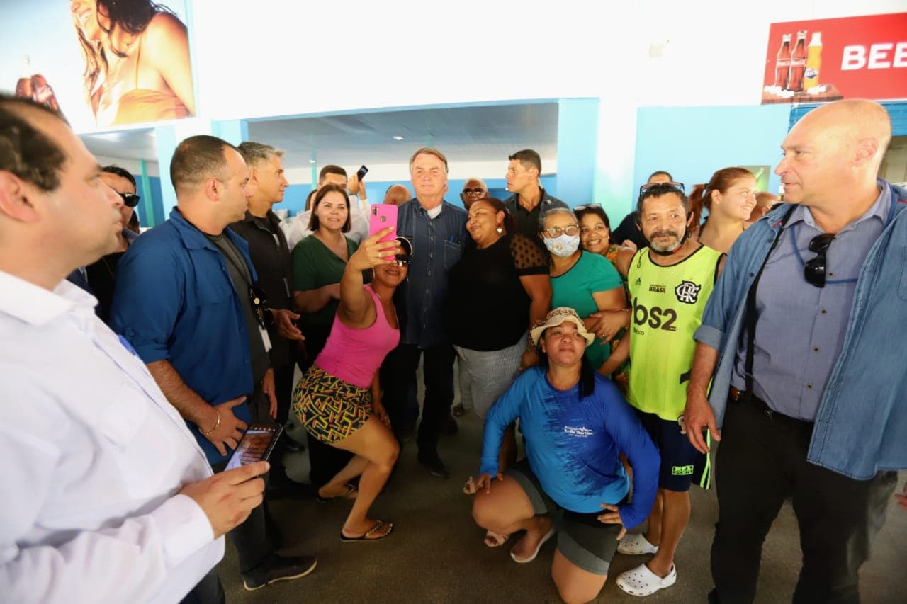 Bolsonaro surpreende e almo&ccedil;a peixada cuiabana