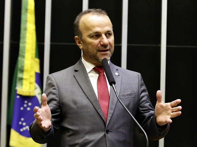 Dois projetos miram no setor de agrot&oacute;xicos; um suspende simplifica&ccedil;&atilde;o de registro e outro quer taxa&ccedil;&atilde;o