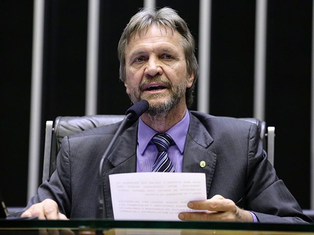 Dois projetos miram no setor de agrot&oacute;xicos; um suspende simplifica&ccedil;&atilde;o de registro e outro quer taxa&ccedil;&atilde;o