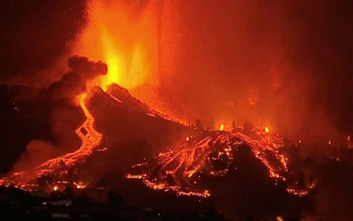 Vulc&atilde;o entra em erup&ccedil;&atilde;o nas Ilhas Can&aacute;rias e 5 mil pessoas s&atilde;o evacuadas