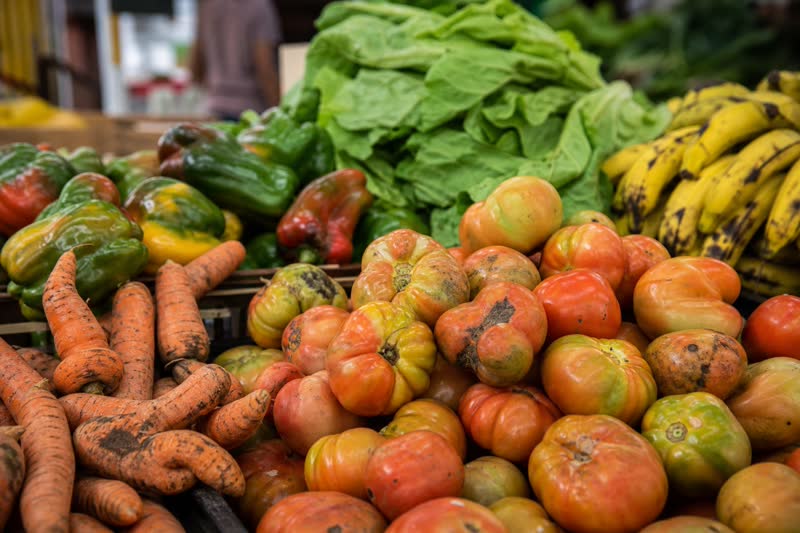 Caixas com alimentos frescos em centro de distribuição no Brasil