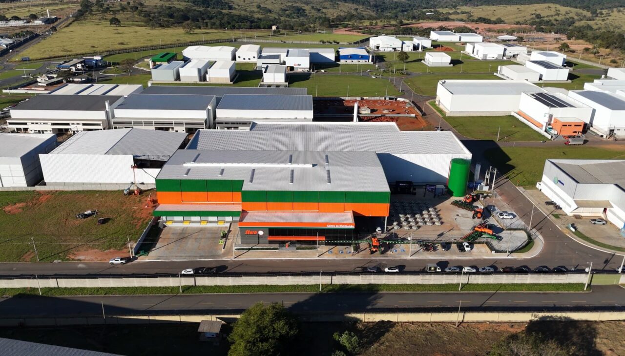 O Centro de Distribuição de Peças da Stara possui área construída de 3.504,95 m² e pé-direito de 15 metros
