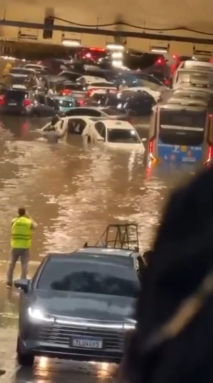 Carros boiam, ônibus fica preso e temporal transforma túnel de São Paulo em caos
