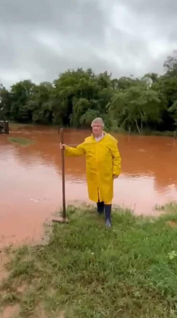 Vídeo impressionante mostra enchente invadindo confinamento de gado no Paraná